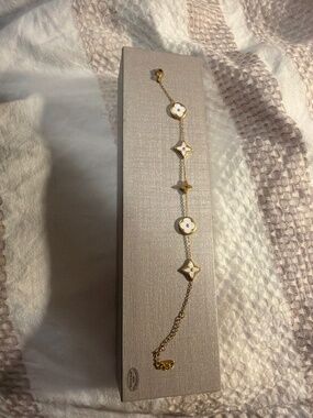 18k gold plated lucky bracelet - pearlescent white motifs